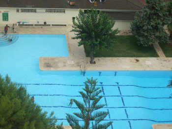 Alquilo apartamento de tres dormitorios con piscina y tenis en Gandia