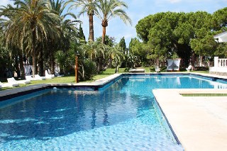 Gran villa para máximo 30 personas, con piscina y a 5 minutos de la playa.