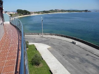 se alquila espectacular �tico en primera linea con terraza y 2 plazas de garaje, en palmeira (ribeira)
