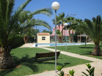 Piso bajo en denia, con acceso directo a la pisicna junto a la playa.