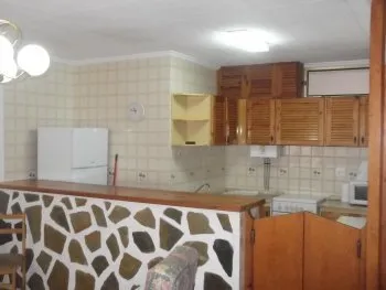 foto de la cocina con su barra americana.