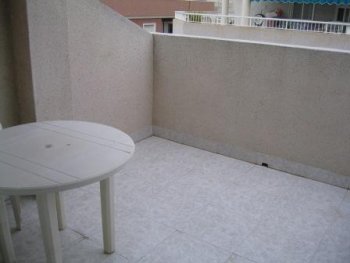 Alquiler ático 2 dorm, a 50 metros de playa. (3)