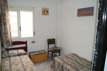 habitacion con dos camas individuales
