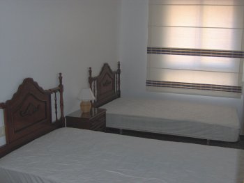 dormitorio con dos camas
