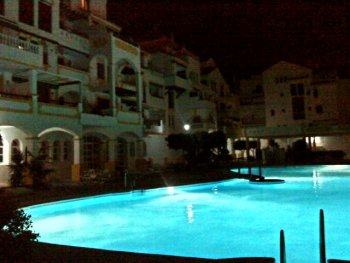 Preciosa vista nocturna del residencial.