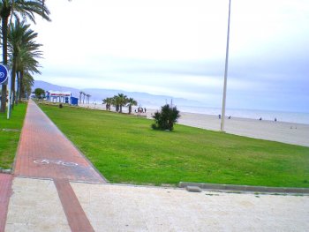 la playa mas cercana esta a dos minuntos andando