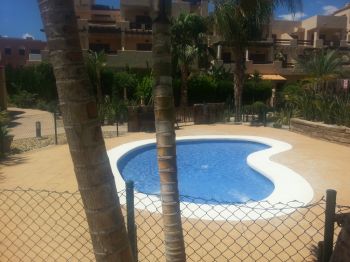 Piscina para niños al lado de la piscina grande