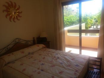 Dormitorio principal con vistas a la piscina y al jardín