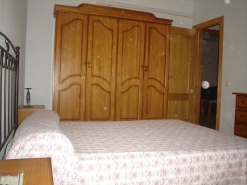 El dormitorio con cama doble
