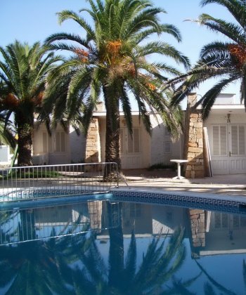 PISCINA Y EXTERIOR DE APARTAMENTO