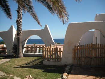 Acogedor bungalow estilo ibicenco en primera linea con vistas al mar