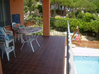 terraza con tv,vistas mar ,columpios,piscina