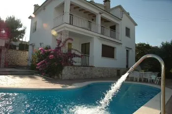 Magnifica Casa de Vacaciones con Barbacoa, Piscina y Pista de Tenis Iluminadas y Privadas