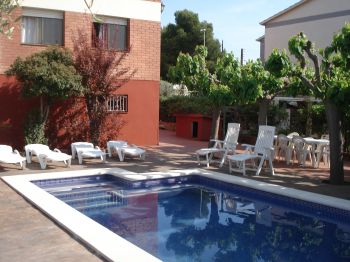 Casa unifamiliar con piscina, jard�n y barbacoa