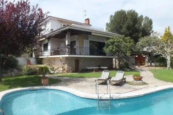 Espectacular casa con piscina privada y bonito jardin