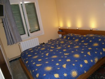 Dormitorio 1. Cama 160x200. TV.