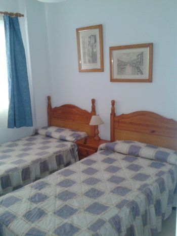 Dormitorio con dos camas individuales y armario empotrado