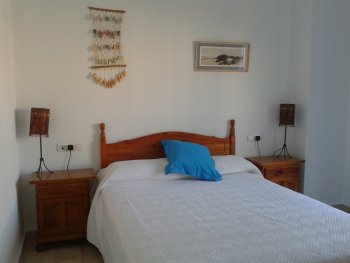 Dormitorio principal cama 150cm y armario empotrado