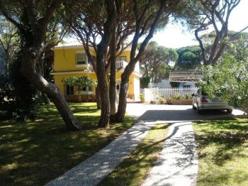 jardin y aparcamiento
