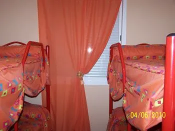 Parte del Dormitorio con literas. Se ve mas reducido de lo real. Foto tomada muy cerca