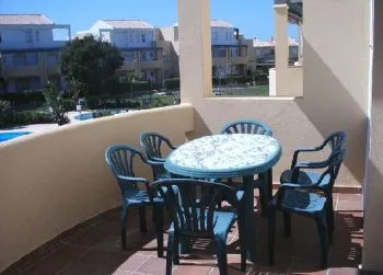 Terraza muy amplia, tambien con sombrilla grande.