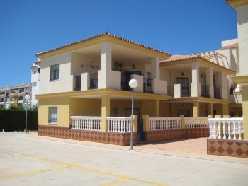 Piso luminoso,3 dormitorios,2 wc,gran terraza,aparcamiento en superficie con capacidad para 8 personas.(Urb.cerrada).