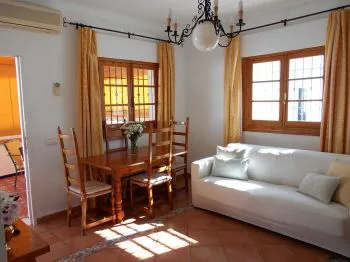 Salón con aire acondicionado (frío/calor), TV (Programas nacionales y extranjeros), Wifi.