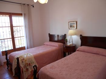 Dormitorio doble con armario empotrado y aire acondicionado (Frío-Calor)