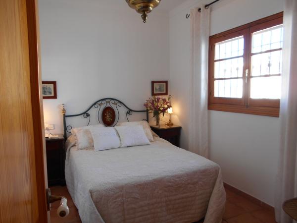 Dormitorio principal con armario empotrado y aire acondicionado (frío/calor).