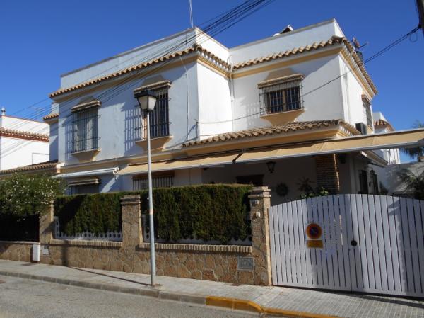 Fachada de la casa. Se encuentra a unos 300 metros de las playas de Regla y Camarón.