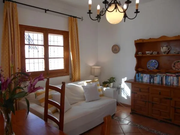 Salón con aire acondicionado (frío/calor), TV (Programas nacionales y extranjeros), internet