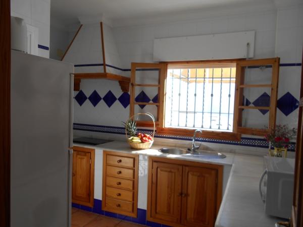 Cocina totalmente equipada: Frigorífico, congelador, lavadora, lavavajillas, microondas, cafetera, batidora, plancha, etc. y todo el menaje de cocina.