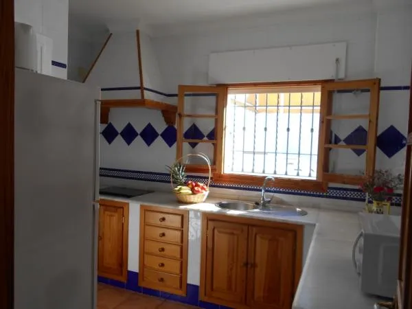 Cocina totalmente equipada: Frigorífico, congelador, lavadora, lavavajillas, microondas, cafetera, batidora, plancha, etc. y todo el menaje de cocina.
