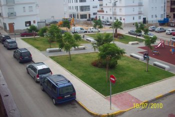 PARQUE INFANTIL Y APARCAMIENTO PUBLICO ENFRENTE