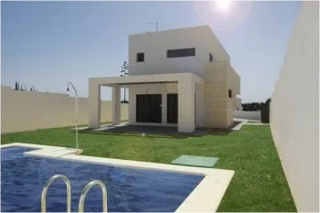 Villa de diseo con piscina privada a tan solo 100 metros de la playa, en conil de la frontera, cdiz. 