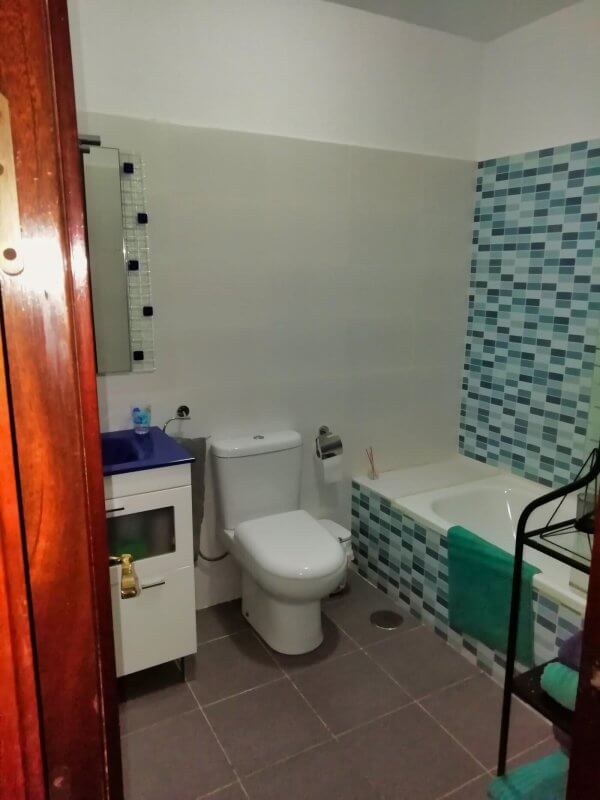 baño de la casa vacaciones sanlucar