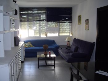 Piso en el casco antiguo (junto a teatro falla y al barrio la vi�a) a 4 minutos a la playa, soleado.
