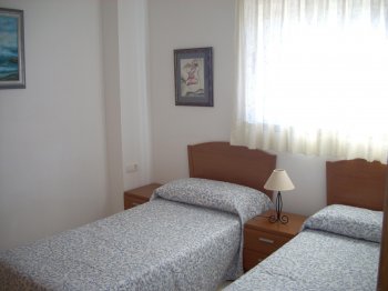 HABITACION CON BAÑO Y ARMARIO EMPOTRADO