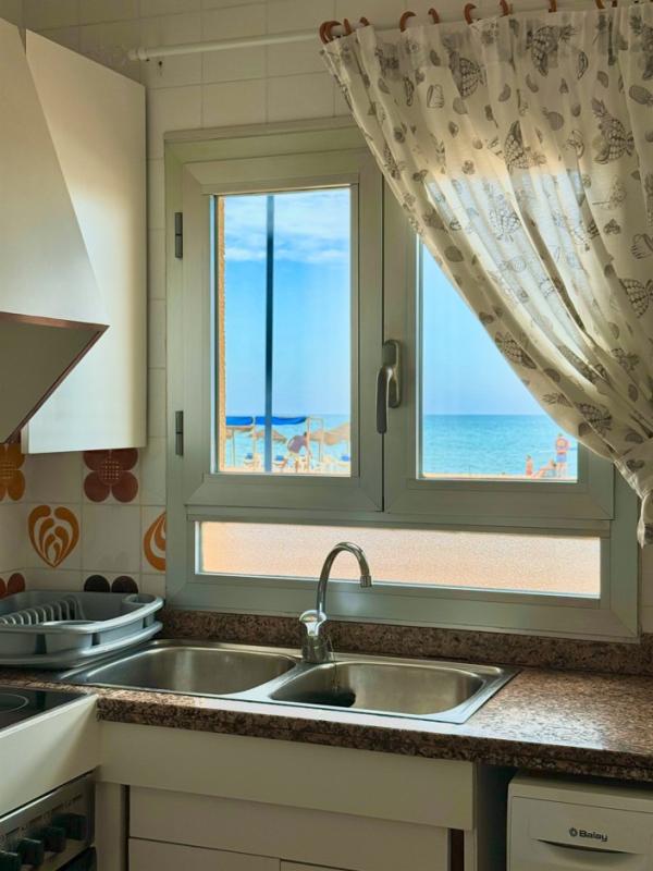 Con vistas al mar, la comida sale más rica en esta cocina.