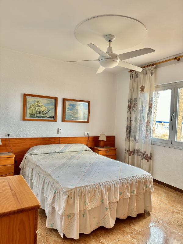 Habitación con cama de 135cm y ventilador en techo.