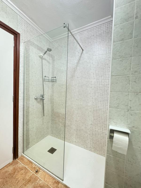 Cuarto de baño con plato ducha y bidé