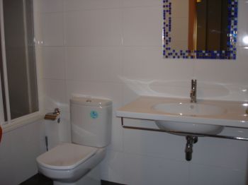 Cuarto de baño en habitación matrimonio