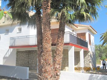 Con piscina y garaje.