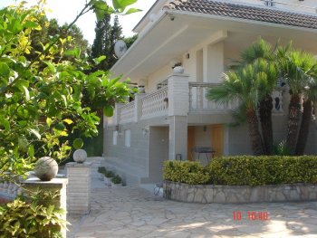 Casa con piscina privada y jardin