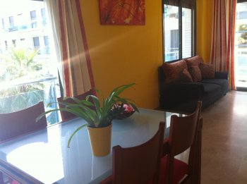 Comedor con salida al balcón y mesa extensible