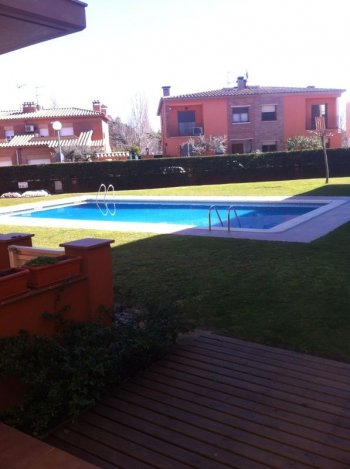 PLANTA BAJA CON GRAN TERRAZA Y BARBACOA, JARDINES Y PISCINA COMUNITARIA