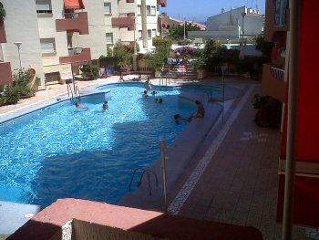 Apartamento en calahonda con piscina a 50m de la playa.