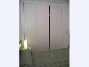 Dormitorio con armario empotrado