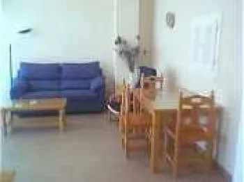 salon comedor con torno a cocina, TV, plancha,mesa plancha y secador pelo