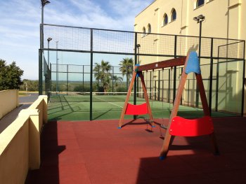 zona padel y columpios